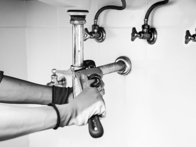 Comment éviter les arnaques au dépannage plombier ?